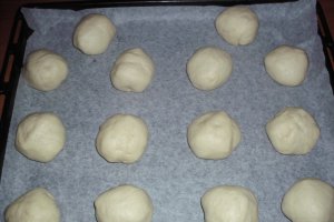 Chifle pufoase cu branza topita