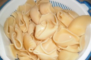 Lumaconi cu sardine in sos tomat