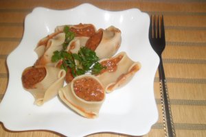 Lumaconi cu sardine in sos tomat