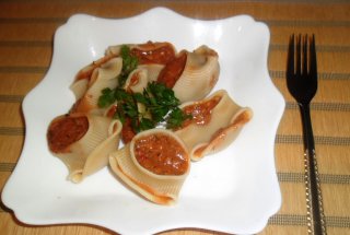 Lumaconi cu sardine in sos tomat