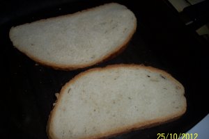 Sandwich cu rulada de porc si cascaval la tigaie
