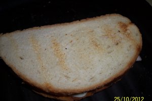 Sandwich cu rulada de porc si cascaval la tigaie