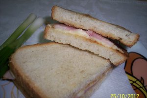 Sandwich cu rulada de porc si cascaval la tigaie
