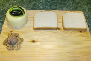Sandvis cu cascaval Delaco si nuci