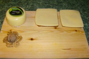 Sandvis cu cascaval Delaco si nuci
