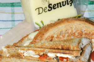 Sandwich cald cu piept de pui si ardei copt