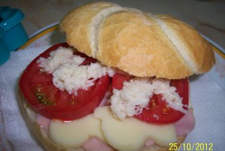 Sandwich cu salam, cascaval si legume