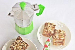 Prajitura cu blat cu nuca si crema de cafea