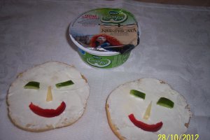 Sandwich cu ceva fin - fata vesela