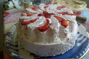 Tort cu iaurt si capsuni