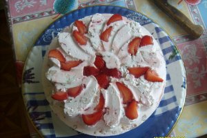 Tort cu iaurt si capsuni