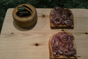 Sandvis cu cascaval Delaco si ceapa