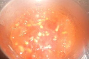 Mancare de fasole cu usturoi in sos tomat