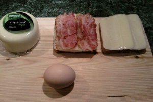 Sandvis cu cascaval Delaco,  bacon si ou