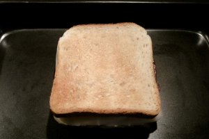 Sandvis cu cascaval Delaco,  bacon si ou