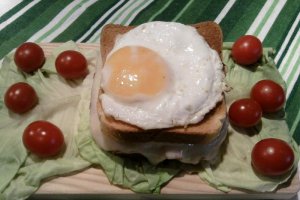 Sandvis cu cascaval Delaco,  bacon si ou