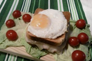Sandvis cu cascaval Delaco,  bacon si ou