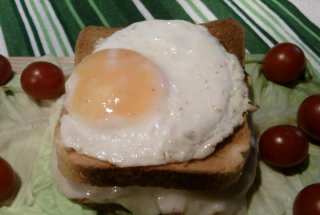 Sandvis cu cascaval Delaco,  bacon si ou
