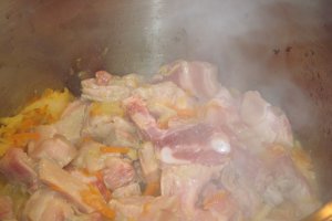 Varza dulce cu piept de porc si carnaciori de bere