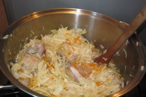 Varza dulce cu piept de porc si carnaciori de bere