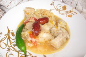 Varza dulce cu piept de porc si carnaciori de bere