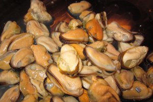 Scoici, surimi, file de peste in sos de vin