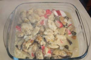 Scoici, surimi, file de peste in sos de vin