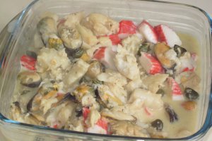 Scoici, surimi, file de peste in sos de vin
