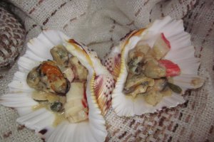 Scoici, surimi, file de peste in sos de vin