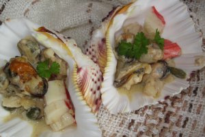 Scoici, surimi, file de peste in sos de vin