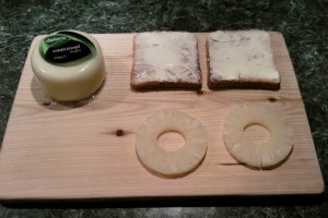 Sandvis cu cascaval Delaco si ananas