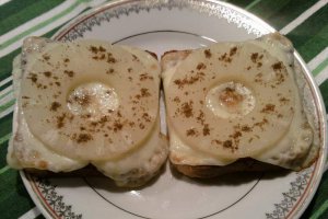 Sandvis cu cascaval Delaco si ananas