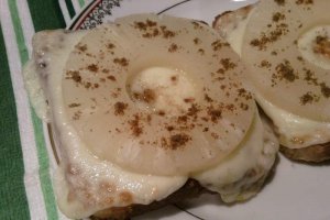 Sandvis cu cascaval Delaco si ananas