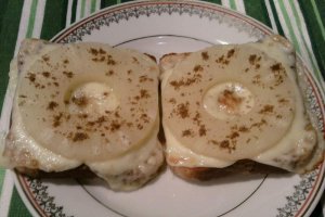 Sandvis cu cascaval Delaco si ananas