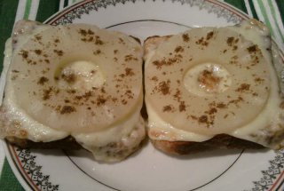 Sandvis cu cascaval Delaco si ananas