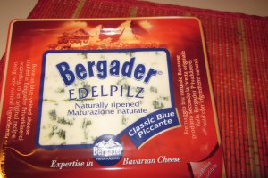 Branza cu mucegai, mere ionatan si dulceata de sfecla rosie
