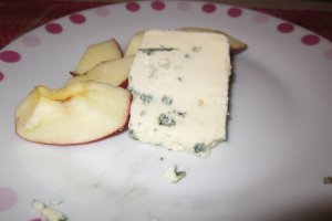 Branza cu mucegai, mere ionatan si dulceata de sfecla rosie