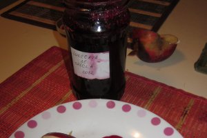 Branza cu mucegai, mere ionatan si dulceata de sfecla rosie