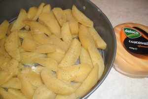 Budinca de cartofi cu carne tocata si multe legume