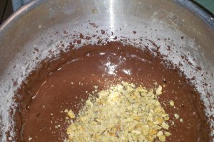 Negresa cu glazura de ciocolata si nuci caramelizate