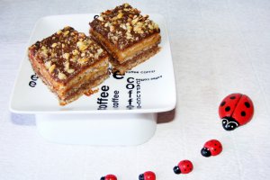 Prajitura cu nuca, caramel si ciocolata