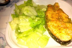 Somon la cuptor cu salata verde