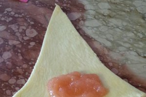 Reteta de cornuri pufoase cu gem sau cu nuca si cacao cu aluat de casa