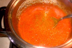 Crema de avocado cu sos de ardei capia cu curry