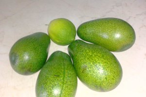 Crema de avocado cu sos de ardei capia cu curry