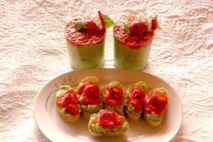Crema de avocado cu sos de ardei capia cu curry