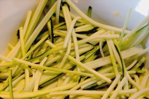 Spaghete de zucchini cu sos pesto