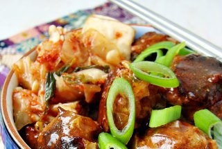 Chiftelute coreene cu kimchi de varza