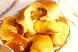 Cornuleţe şi pâinici cu gem şi stafide