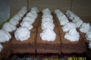 Prajitura cu crema de ciocolata si gem de afine